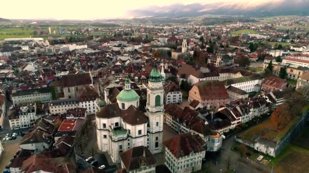 川によって古い建築の建物の教会と大きな中世の古代都市の素晴らしい4K空中ドローン風景の景色 — ストック動画