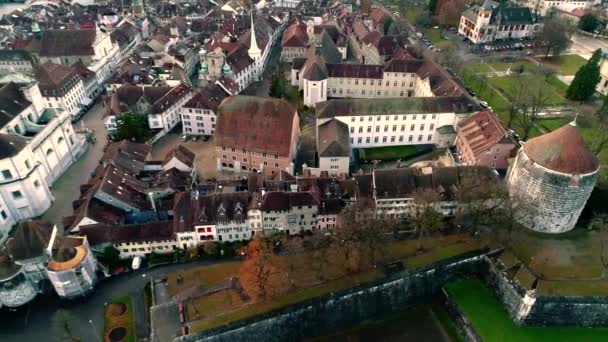 川によって古い建築の建物の教会と大きな中世の古代都市のゴージャスな4K空中ドローン風景 — ストック動画