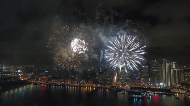 Vackra Färgglada Fyrverkerier Exploderar Mörka Natthimlen Ljusa Belysning Stadsbilden Skyline — Stockvideo