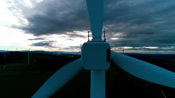山の丘の風景の現代生態学産業エネルギーステーションの上空で印象的な空中ドローン4Kフライオーバー — ストック動画