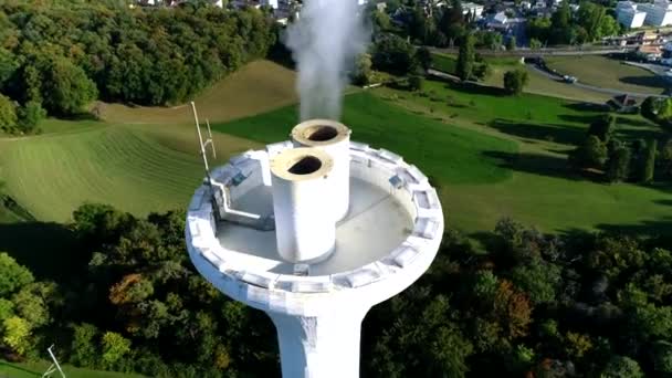 白い煙を生み出す強力なエネルギーエコロジーステーションタワー上の絵のように美しい空中ドローン4Kパノラマ風景飛行 — ストック動画