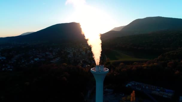 光荣的空中无人机4K飞越天空 在山山水中现代生态工业能源站 — 图库视频影像