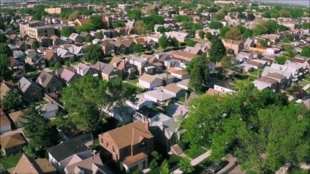 令人惊叹的无人机全景空中倾斜移位视图在郊区镇村庄附近的小房子别墅 — 图库视频影像