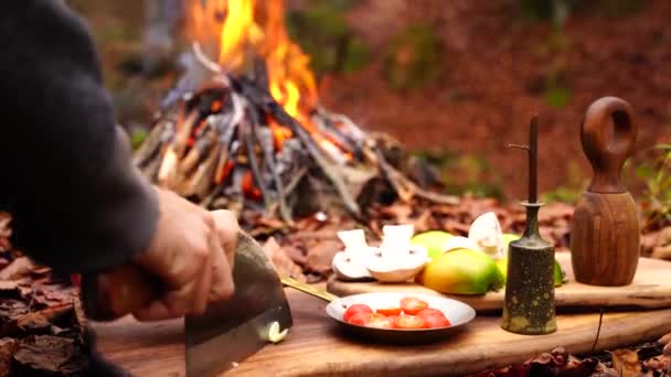 Мужчина Руки Нарезки Чеснока Овоща Большой Нож Приготовления Пищи Деревянной — стоковое видео