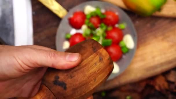 森の木板に新鮮なカット野菜ボウルサラダトマトペッパー玉ねぎにコショウを入れて男の手のクローズアップビュー — ストック動画