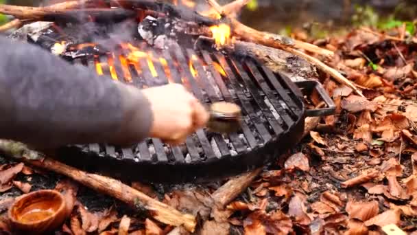 Homem Mão Jogando Incrível Pedaço Carne Gorda Fresca Bife Carne — Vídeo de Stock