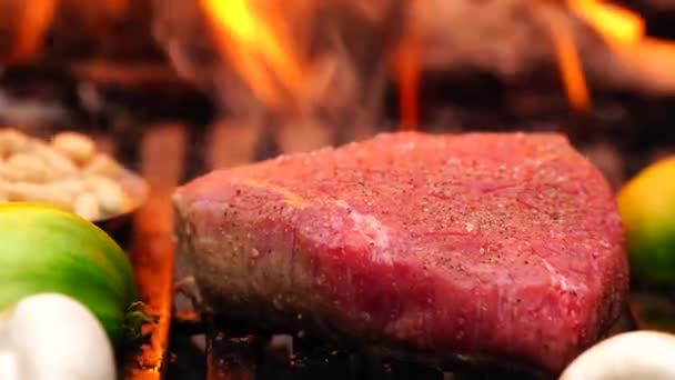 Prachtig Close Uitzicht Heerlijke Biefstuk Vlees Groenten Maaltijd Bereiden Grill — Stockvideo