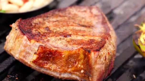 Közelről Kilátás Hihetetlen Finom Friss Zsír Darab Marha Steak Rózsaszín — Stock videók