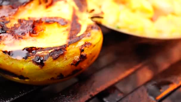 オレンジ色の火炎で揚げたおいしい健康的なおいしい野菜ハリコット豆のサラダミールの素晴らしいクローズアップビュー — ストック動画