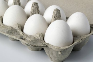 tavuk yumurtası bir kağıt kutusunda beyaz