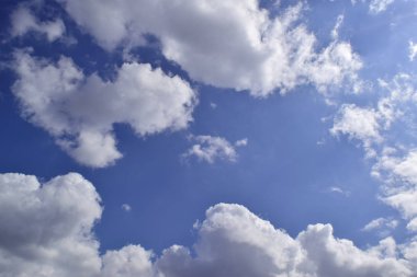 mavi bir gökyüzünde güzel beyaz bulut