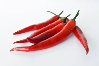 Beyaz bir arka plan üzerinde kırmızı biber seti, makro çekim.