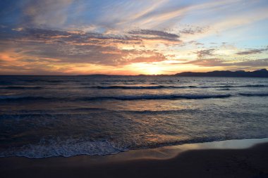 Güzel akşam deniz gün batımı. Plaj, deniz ve dağlar.