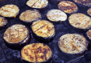 Izgara üzerinde dilim patlıcan kes.