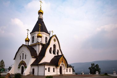 Yenisei Nehri kıyısında varsayım manastırı.