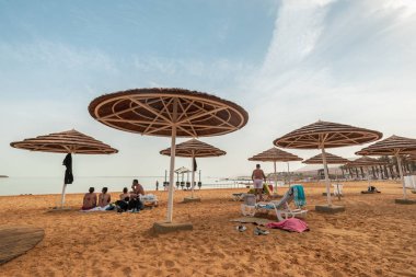 Dead Sea, İsrail - Kasım 2017: Turist resort Dead Sea adlı Beach