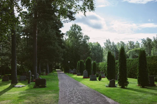 Útulný Hřbitov Trávou Stromy Švédsku — Stock fotografie