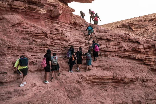 レッド キャニオン イスラエルから奇妙な岩でクライミング 代の観光客のグループ — ストック写真