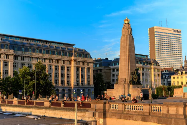 Brussels Belgium June 2017 People Chilling Sunset Square Infantry Memorial — Stock Photo, Image