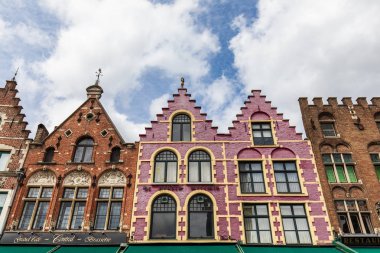 Brugge, Belçika - Haziran 2017: Canlı cephe Pazar Meydanı, eski evlerin