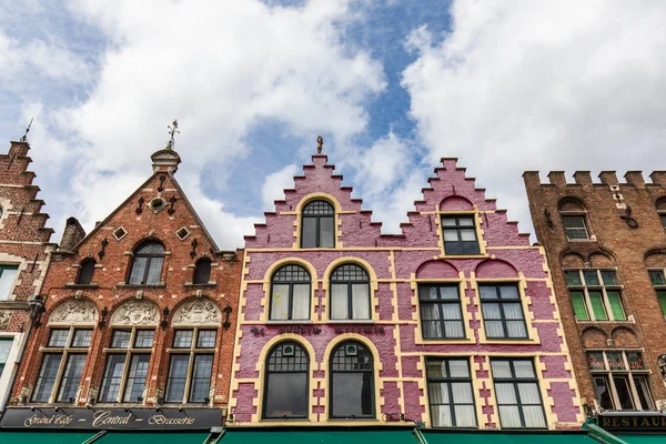 Brugge, Belçika - Haziran 2017: Canlı cephe Pazar Meydanı, eski evlerin
