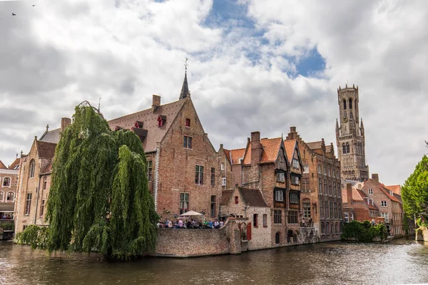 Kanal ve tarihi merkezi, Brugge, Belçika eski binalarda görüntülemek
