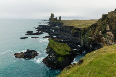 Londrangar kayalıklarla, İzlanda'daki deniz kıyısı