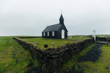 yağmurlu bir günde sırasında yeşil otlaklar Bakirkja Black Church İzlanda civarındaki oteller