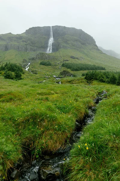 Zobacz Strumieniu Spektakularny Wodospad Bjarnarfoss Islandii — Zdjęcie stockowe