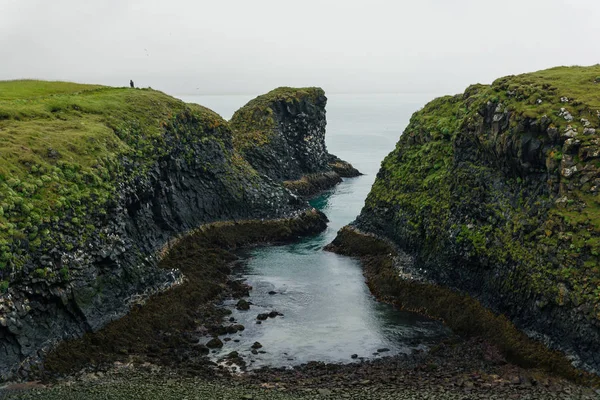 在冰岛拱门岩附近的海边悬崖上欣赏风景 — 图库照片