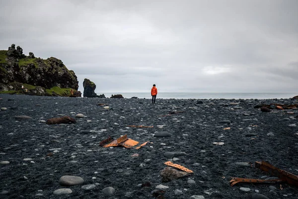 Samotna Osoba Jasnej Kurtki Stojący Czarnej Plaży Djupalonssandur Islandii — Zdjęcie stockowe