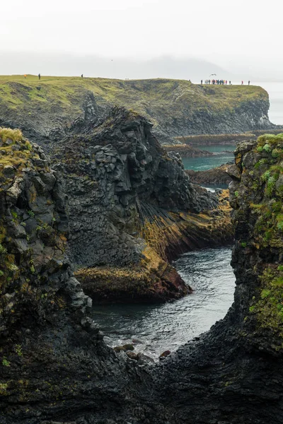 Zobacz Klifach Nad Brzegiem Morza Pobliżu Gatklettur Łuk Skalny Islandii — Zdjęcie stockowe