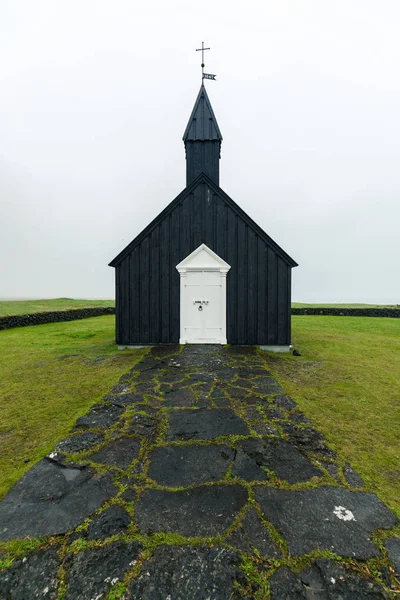 Gröna Gräsmarker Den Regniga Dagen Nära Bakirkja Svarta Kyrkan Island — Stockfoto