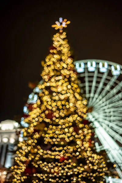 Oskärpa Ljus Julgranen Och Pariserhjul Julbord Kiev Ukraina — Stockfoto