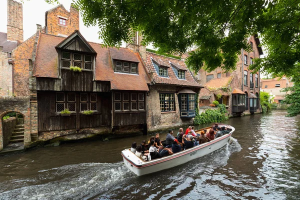 Brujas Bélgica Junio 2017 Turistas Paseo Barco Canal —  Fotos de Stock