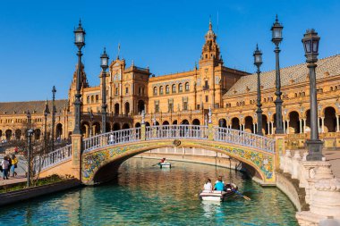 Seville / İspanya: Plaza de Espana - Mart 2019 tekne yelken turist