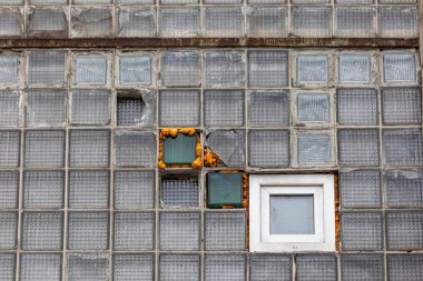 Yazılım tasarımı ile ilgili kavramsal resim: eski sistem hata sabitleme ve yeni özellik Integration kırık pencere örnek üzerinde.