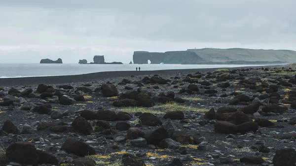 Para Ludzi Chodzących Pustej Plaży Reynisfjara Czarny Islandii — Zdjęcie stockowe