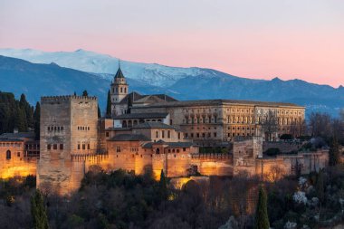 Granada, İspanya'daki Alhambra sarayı ve kalesinde gün batımı manzarası