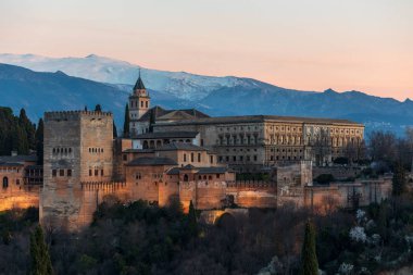 Granada, İspanya'daki Alhambra sarayı ve kalesinde gün batımı manzarası