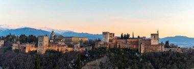 Granada, İspanya'daki Alhambra sarayı ve kalesinde gün batımı manzarasının yatay panoramik fotoğrafı
