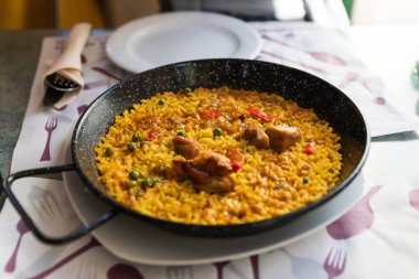 Tavuk ile lezzetli paella Tava