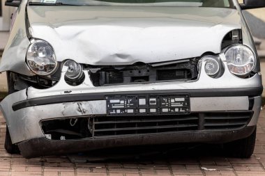 Yol güvenliği: Trafik kazasından sonra otomobilin ön kısmı tahrip edildi