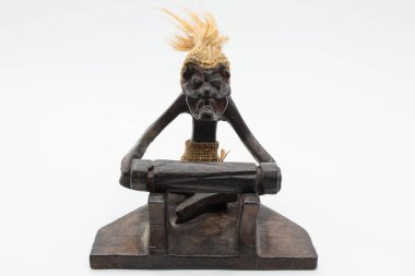 Davul çalan Ganalı şaman ahşap rakam