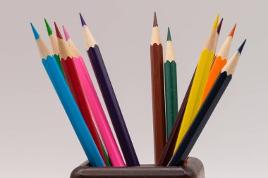 Ahşap bir Kupa okul kalemleri için malzeme yazma