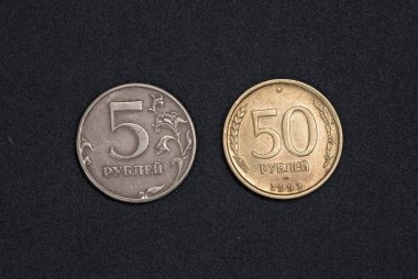 Siyah arka plan üzerinde Rus sikkeleri