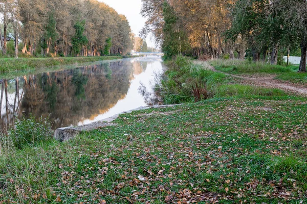 Живописный Канал Осеннем Городе — стоковое фото
