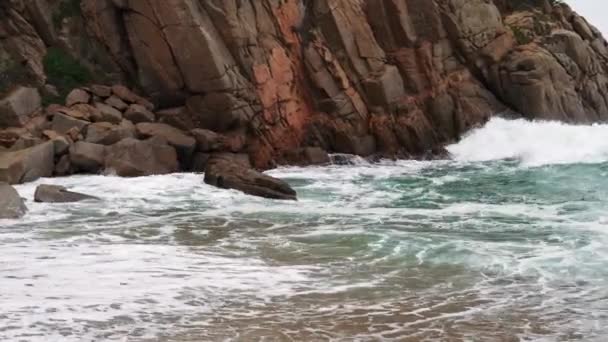 Морське узбережжя з хвилями, що ламаються на березі — стокове відео