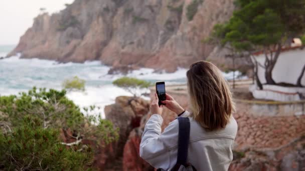 Pohled na brunetu milenniální dívku fotografovat výhled na moře — Stock video