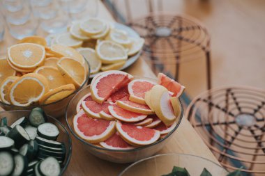 Portakal, greyfurt ve limon içeren bir içki barı. Metal banklar ile.